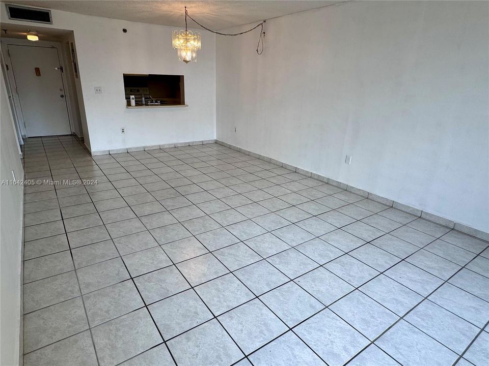 Active With Contract: $199,000 (1 beds, 1 baths, 813 Square Feet)