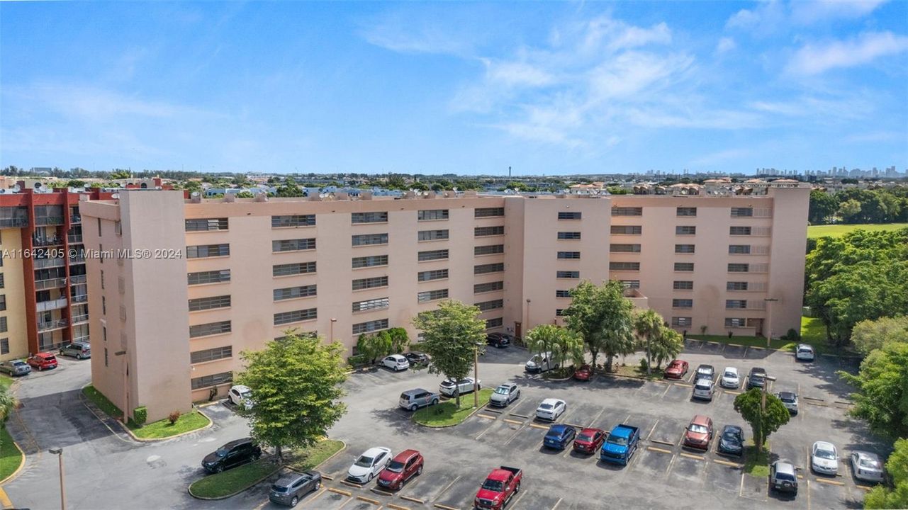 Active With Contract: $199,000 (1 beds, 1 baths, 813 Square Feet)