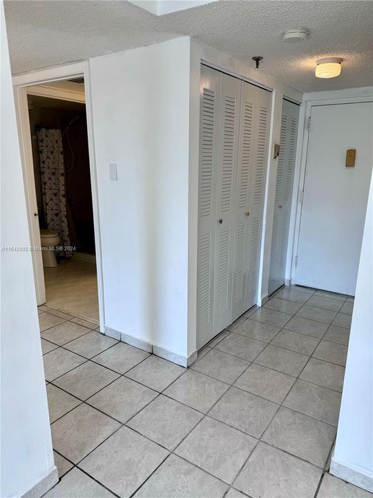 Active With Contract: $199,000 (1 beds, 1 baths, 813 Square Feet)