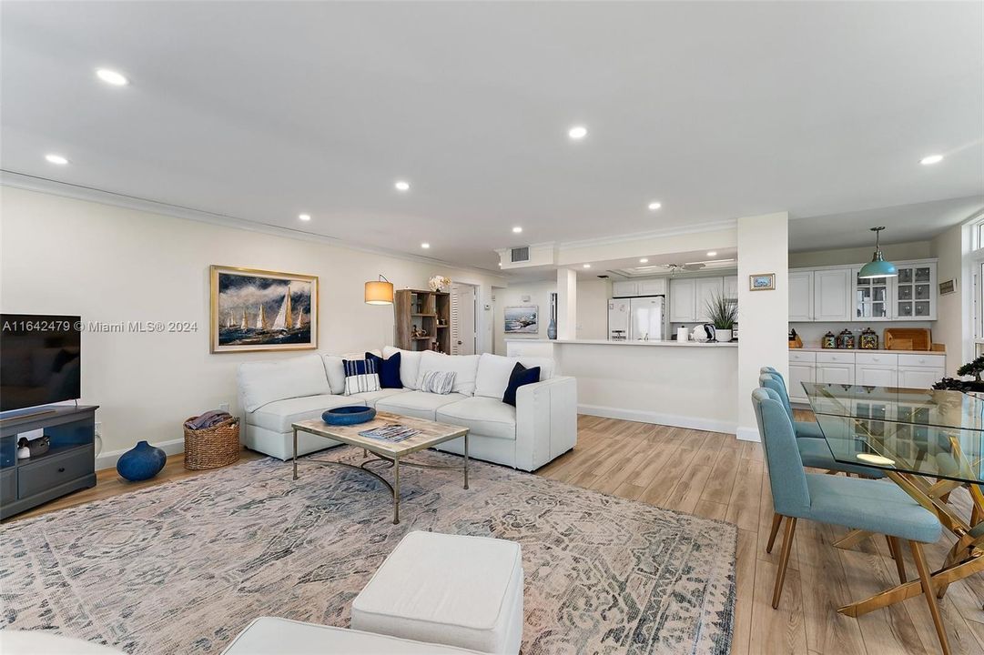 Recently Sold: $825,000 (2 beds, 2 baths, 1400 Square Feet)