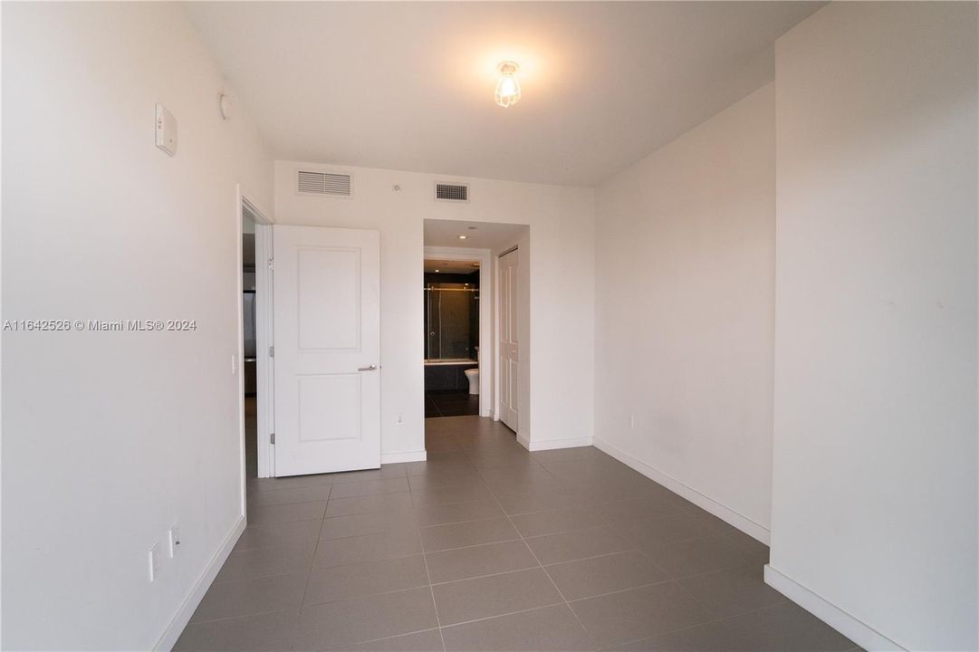 For Rent: $4,000 (2 beds, 2 baths, 880 Square Feet)