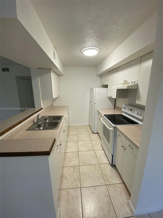 Active With Contract: $1,600 (1 beds, 1 baths, 768 Square Feet)