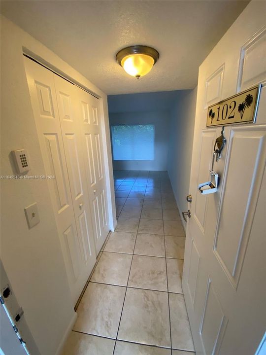 Active With Contract: $1,600 (1 beds, 1 baths, 768 Square Feet)