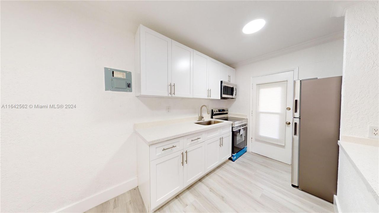 Active With Contract: $219,000 (1 beds, 1 baths, 555 Square Feet)