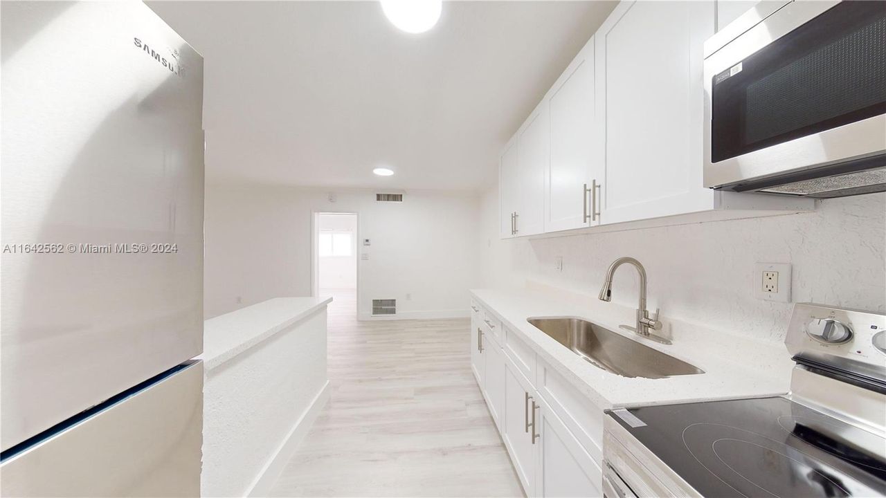 Active With Contract: $219,000 (1 beds, 1 baths, 555 Square Feet)