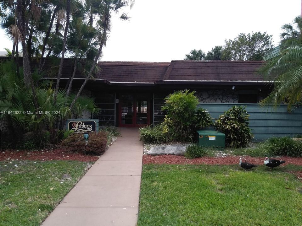 clubhouse w/library, kitchen & Ledges office