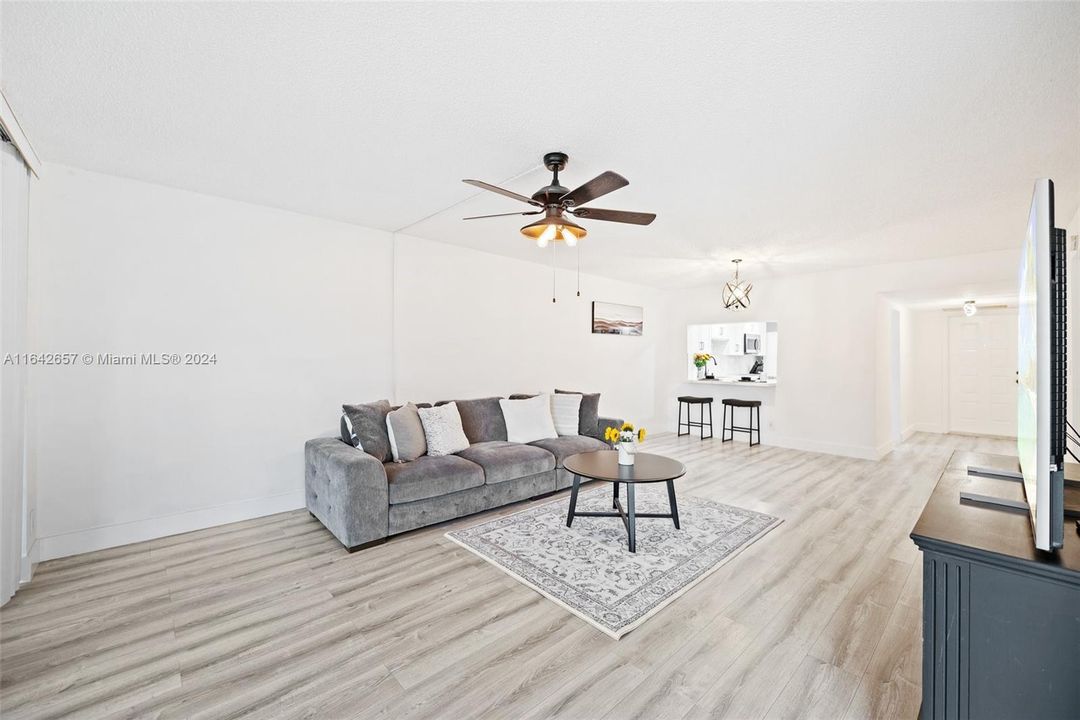 Active With Contract: $255,000 (2 beds, 2 baths, 1168 Square Feet)