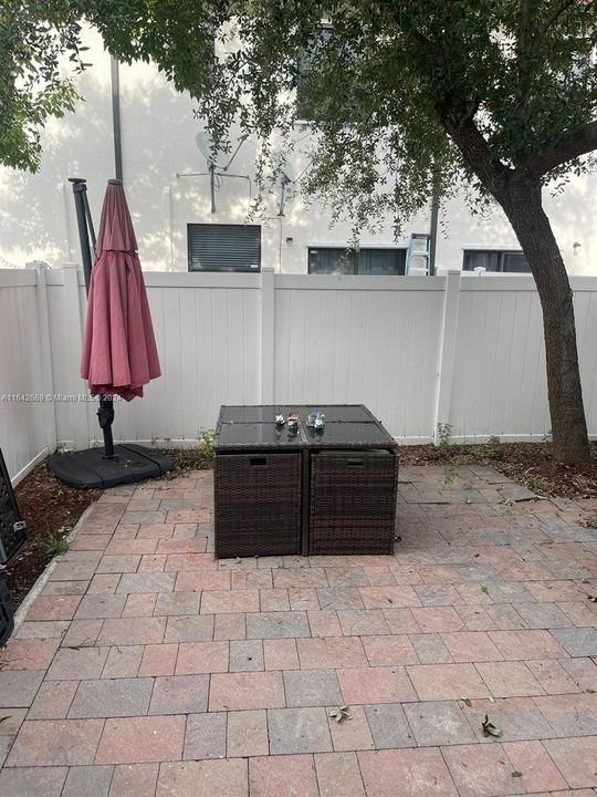 Active With Contract: $2,900 (3 beds, 2 baths, 1545 Square Feet)