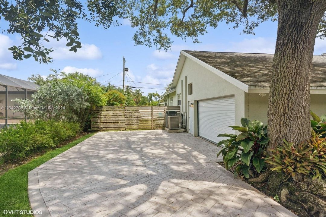 Active With Contract: $1,300,000 (4 beds, 3 baths, 2890 Square Feet)