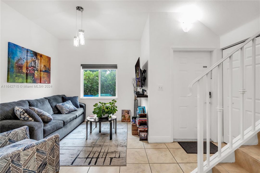 Active With Contract: $2,650 (2 beds, 2 baths, 1150 Square Feet)