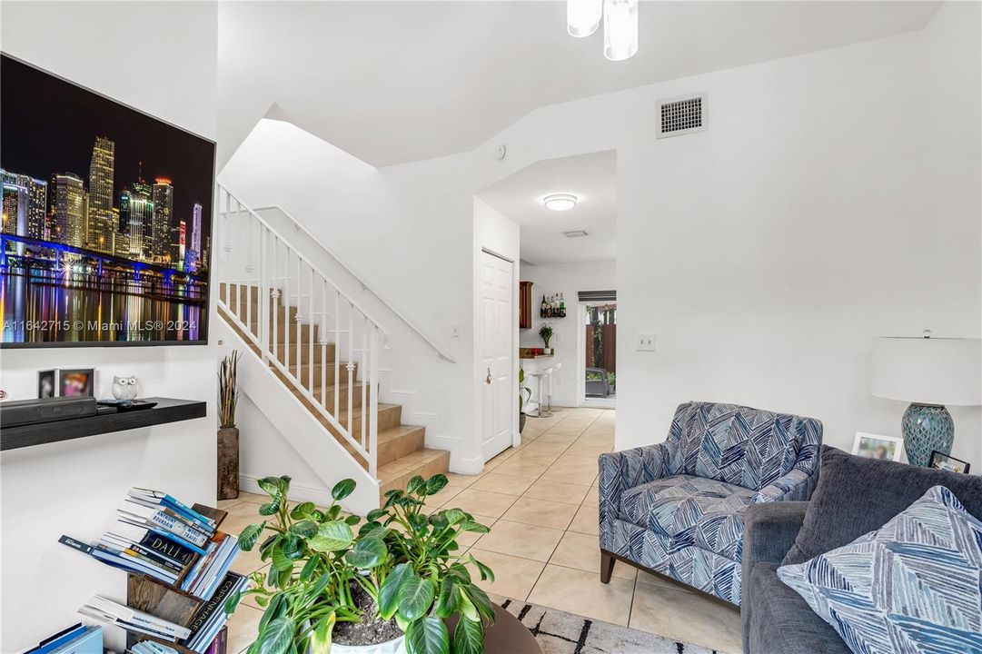 Active With Contract: $2,650 (2 beds, 2 baths, 1150 Square Feet)