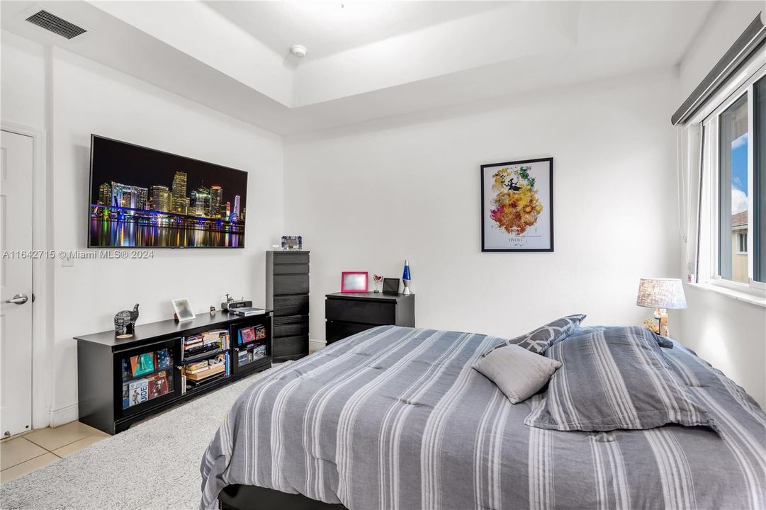 Active With Contract: $2,650 (2 beds, 2 baths, 1150 Square Feet)