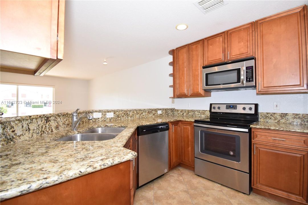 Active With Contract: $2,550 (2 beds, 2 baths, 1130 Square Feet)