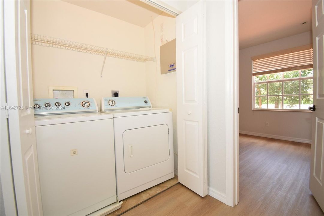 Active With Contract: $2,550 (2 beds, 2 baths, 1130 Square Feet)