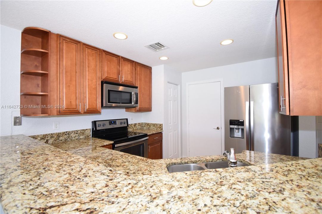 Active With Contract: $2,550 (2 beds, 2 baths, 1130 Square Feet)