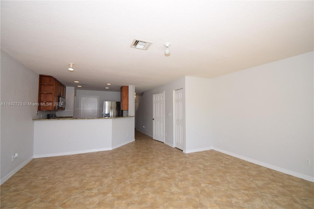 Active With Contract: $2,550 (2 beds, 2 baths, 1130 Square Feet)