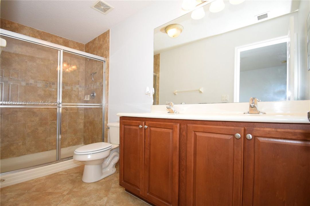 Active With Contract: $2,550 (2 beds, 2 baths, 1130 Square Feet)