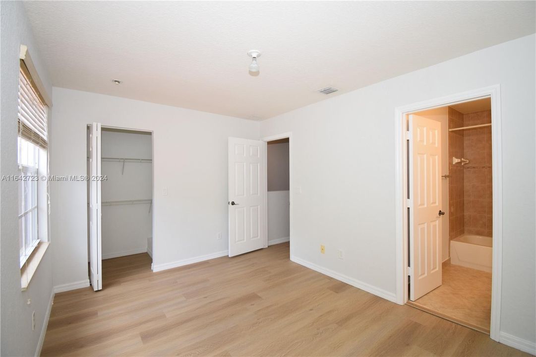 Active With Contract: $2,550 (2 beds, 2 baths, 1130 Square Feet)