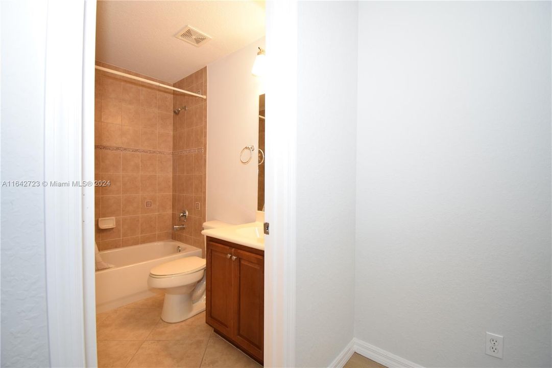 Active With Contract: $2,550 (2 beds, 2 baths, 1130 Square Feet)