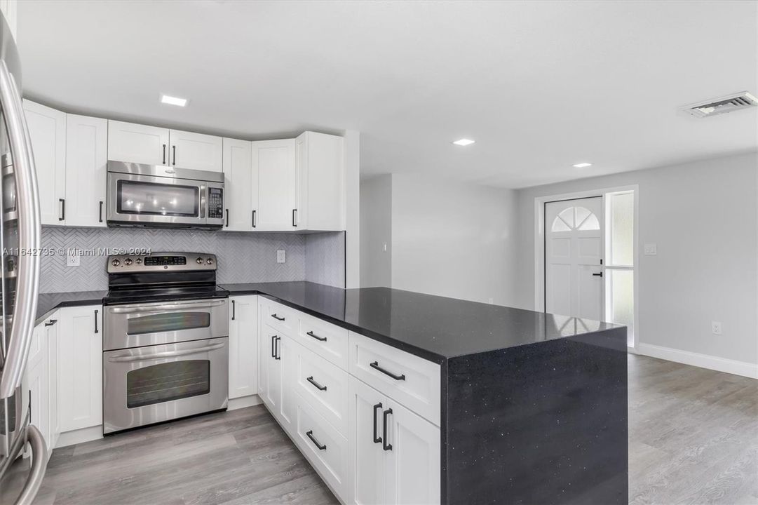 For Sale: $300,000 (3 beds, 2 baths, 1198 Square Feet)