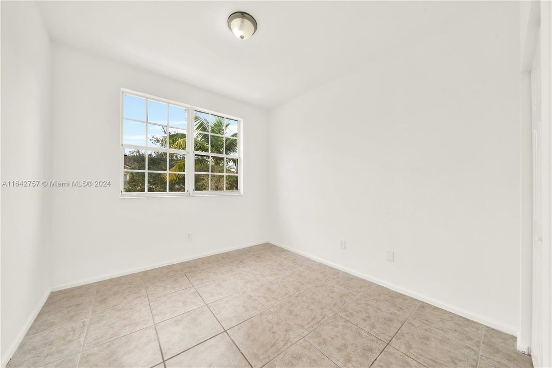 Recently Sold: $380,000 (4 beds, 3 baths, 1592 Square Feet)