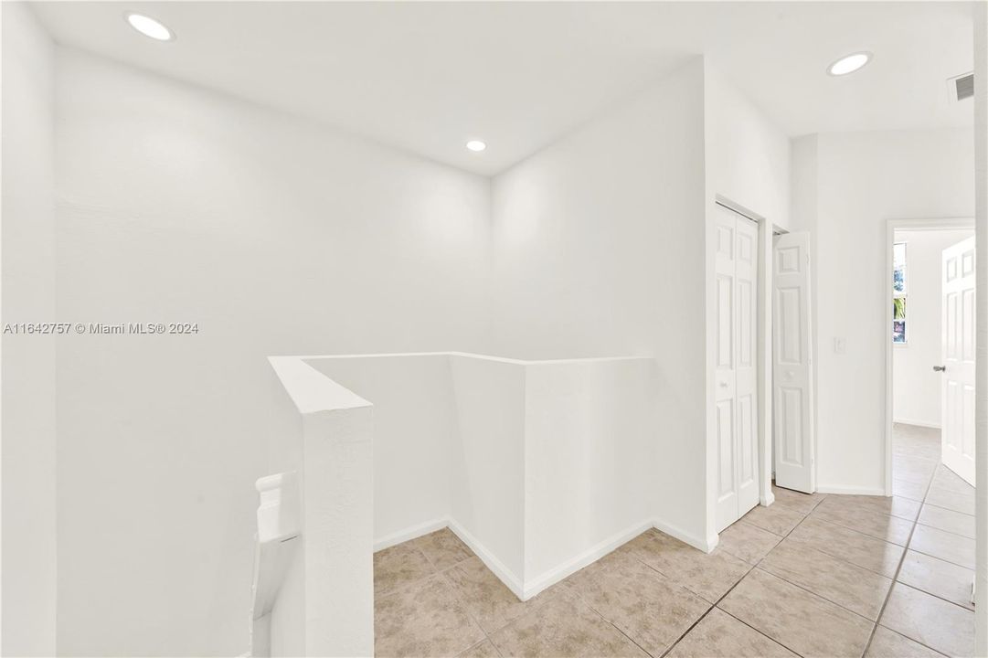 Recently Sold: $380,000 (4 beds, 3 baths, 1592 Square Feet)