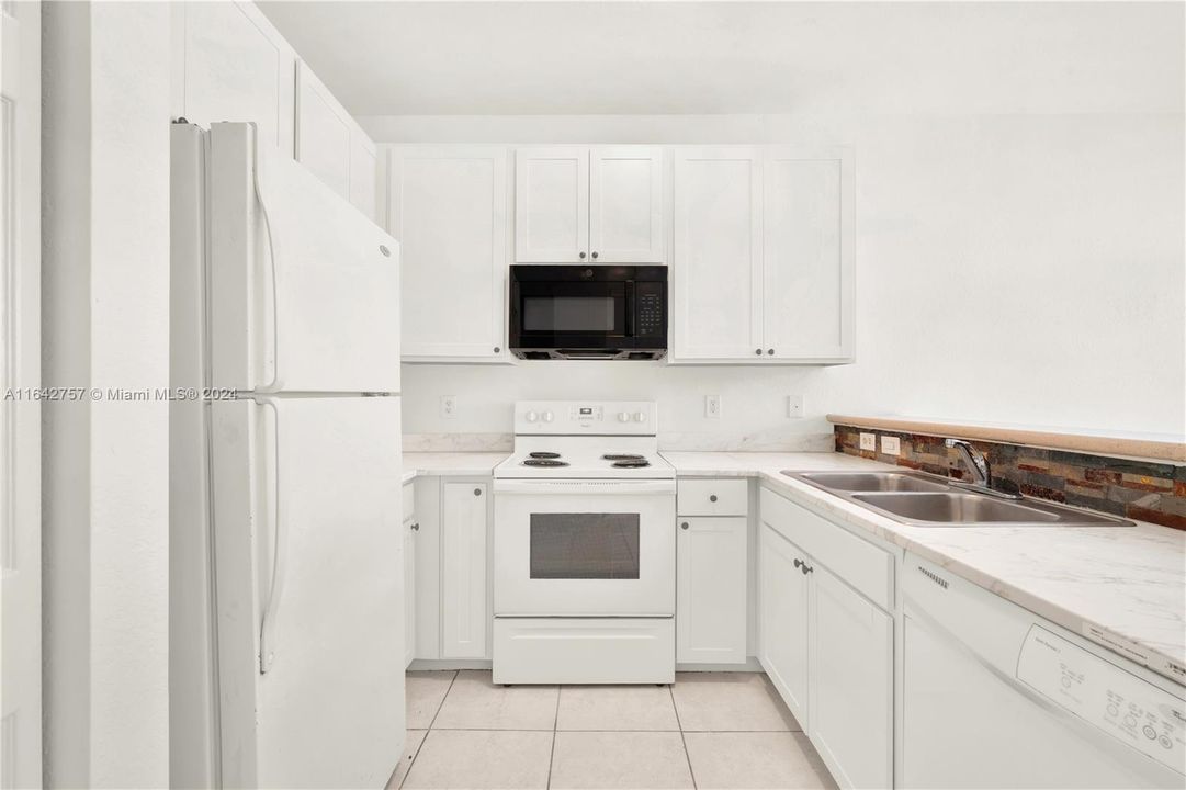 Recently Sold: $380,000 (4 beds, 3 baths, 1592 Square Feet)