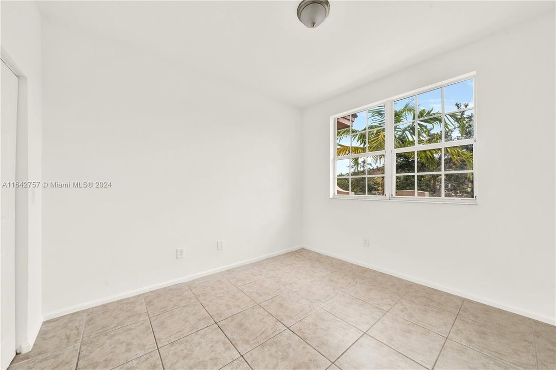 Recently Sold: $380,000 (4 beds, 3 baths, 1592 Square Feet)