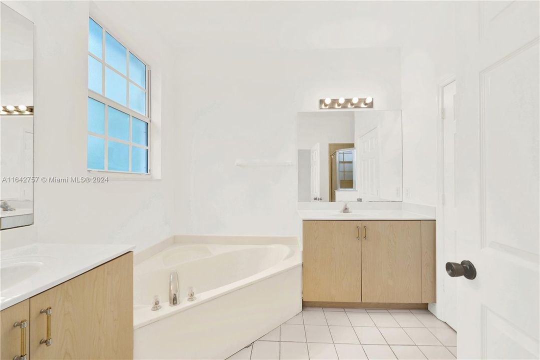 Recently Sold: $380,000 (4 beds, 3 baths, 1592 Square Feet)