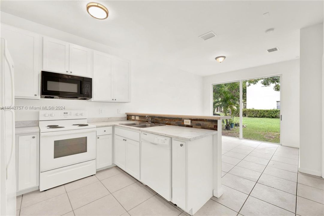 Recently Sold: $380,000 (4 beds, 3 baths, 1592 Square Feet)