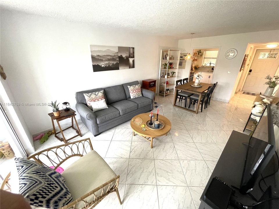 Active With Contract: $119,000 (1 beds, 1 baths, 640 Square Feet)