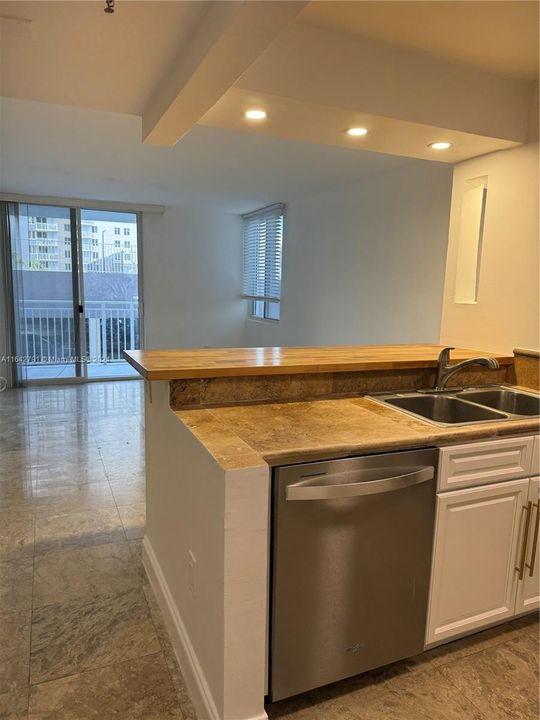 For Sale: $315,000 (1 beds, 1 baths, 593 Square Feet)