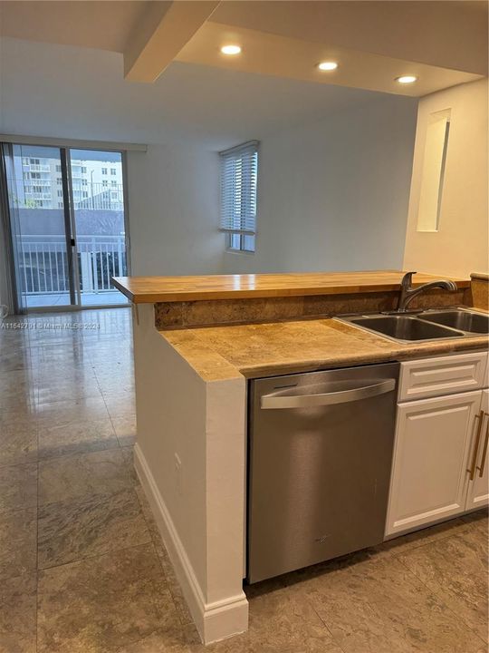 For Sale: $315,000 (1 beds, 1 baths, 593 Square Feet)