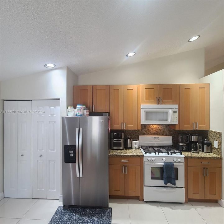 Active With Contract: $4,100 (3 beds, 2 baths, 1616 Square Feet)