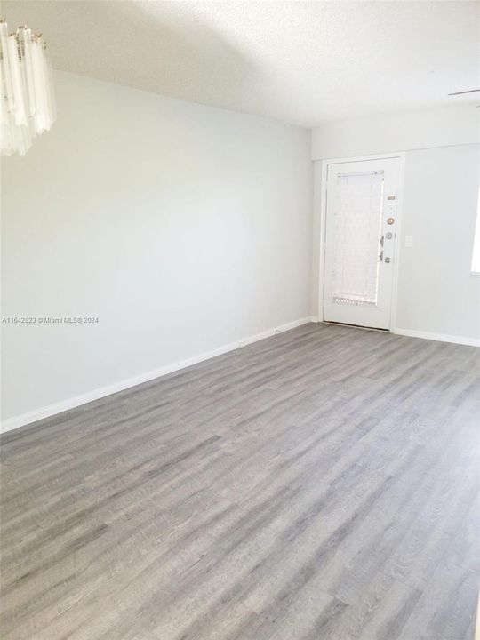 Active With Contract: $1,500 (1 beds, 1 baths, 811 Square Feet)