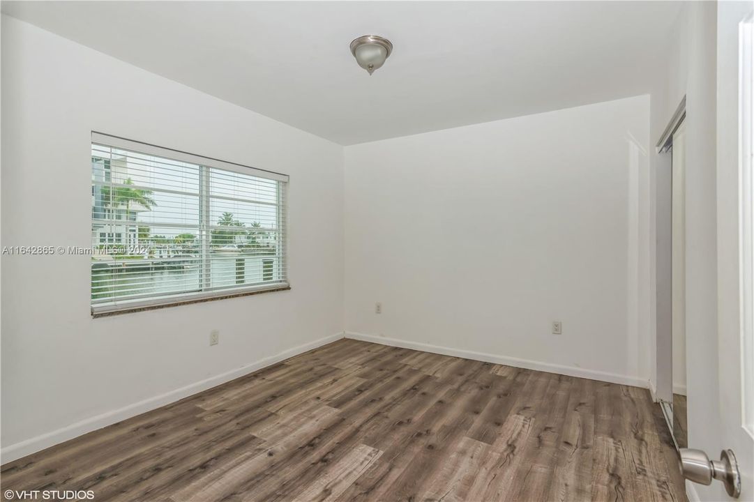 For Sale: $289,000 (1 beds, 1 baths, 748 Square Feet)