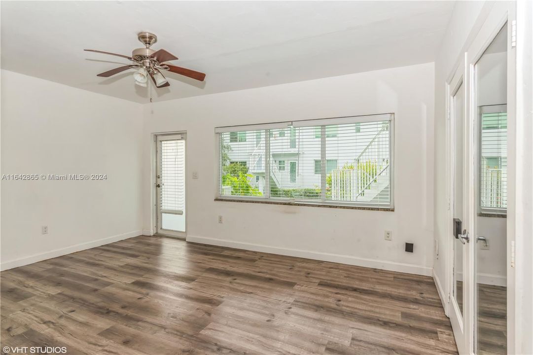 For Sale: $289,000 (1 beds, 1 baths, 748 Square Feet)