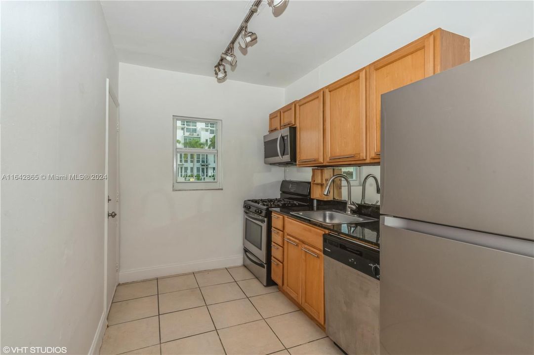 For Sale: $289,000 (1 beds, 1 baths, 748 Square Feet)