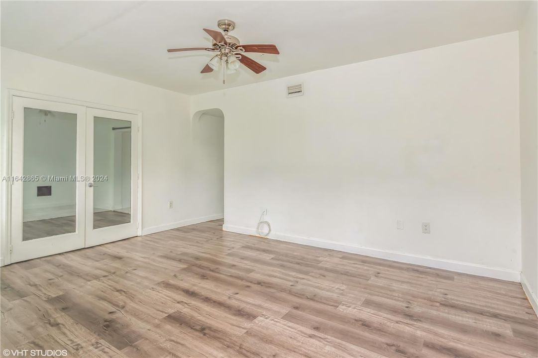 For Sale: $289,000 (1 beds, 1 baths, 748 Square Feet)