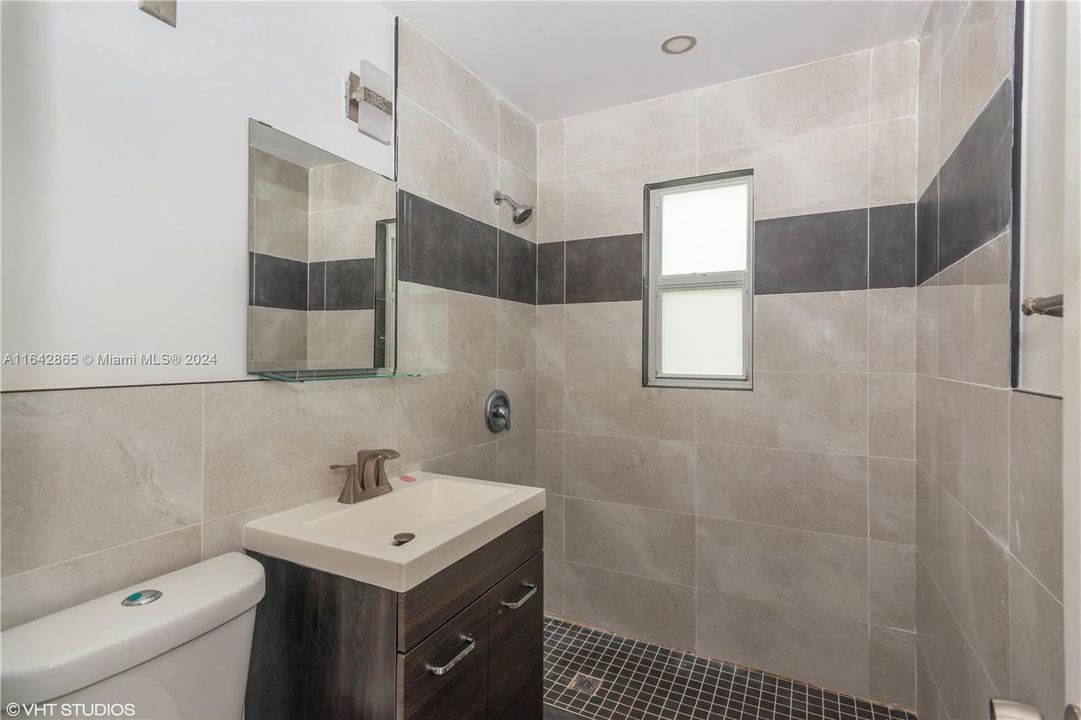 For Sale: $289,000 (1 beds, 1 baths, 748 Square Feet)