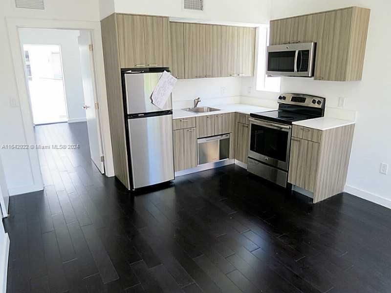 For Sale: $245,000 (1 beds, 1 baths, 426 Square Feet)