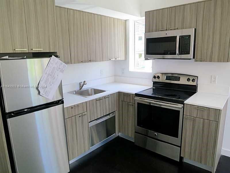 For Sale: $245,000 (1 beds, 1 baths, 426 Square Feet)