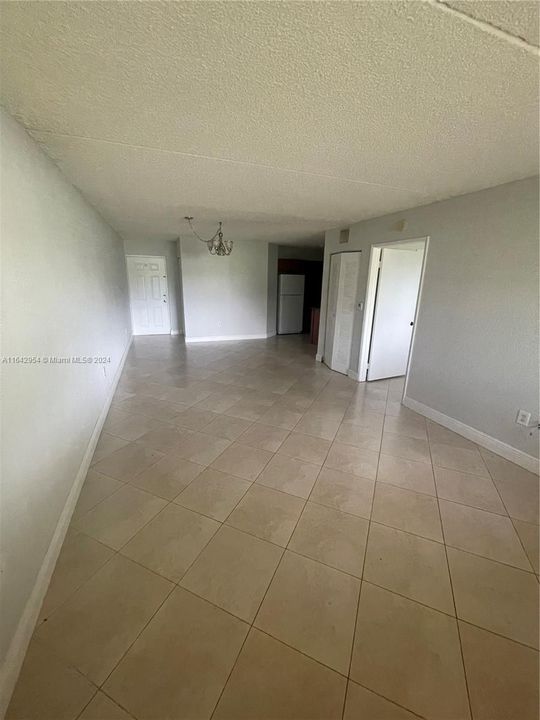 Active With Contract: $1,800 (1 beds, 1 baths, 749 Square Feet)