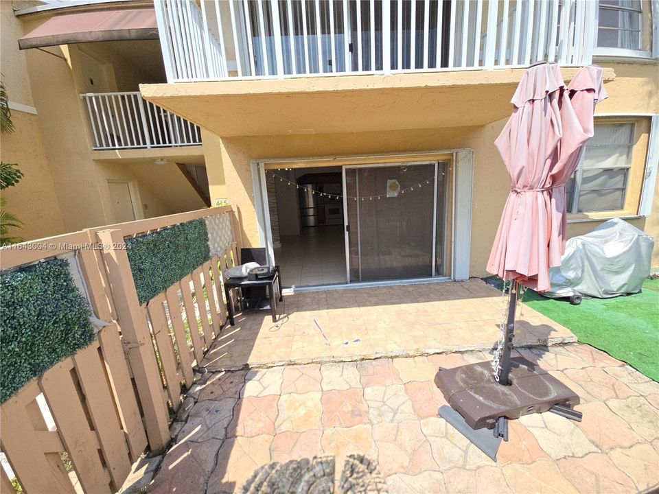 Active With Contract: $2,300 (2 beds, 2 baths, 1060 Square Feet)