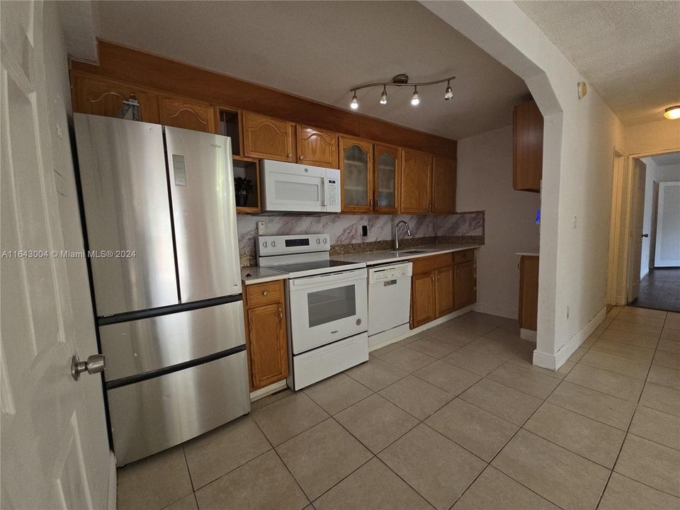 Active With Contract: $2,300 (2 beds, 2 baths, 1060 Square Feet)