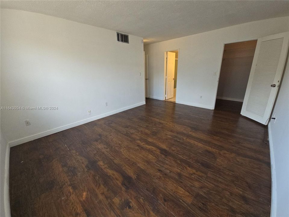 Active With Contract: $2,300 (2 beds, 2 baths, 1060 Square Feet)