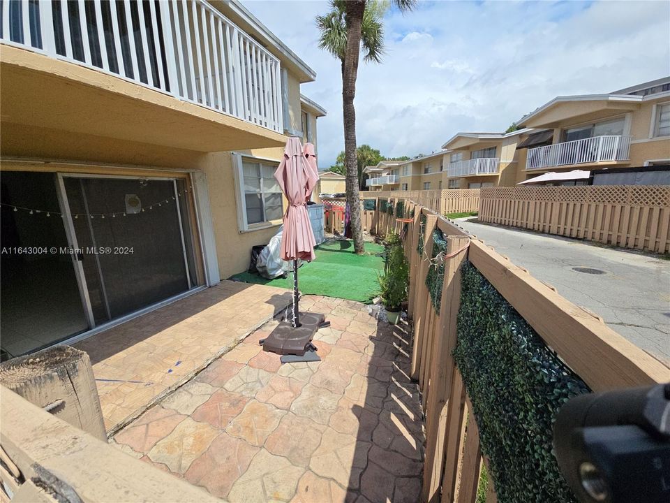 Active With Contract: $2,300 (2 beds, 2 baths, 1060 Square Feet)