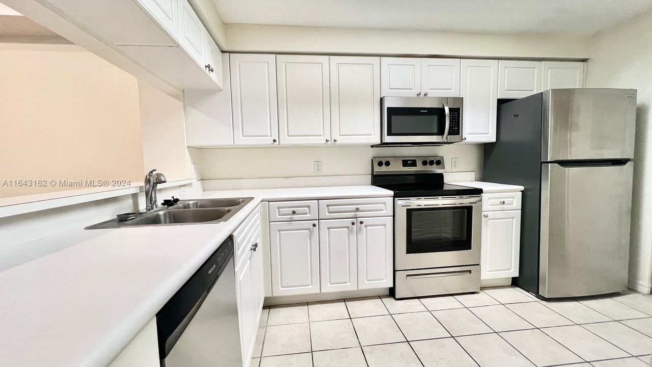 Active With Contract: $2,100 (1 beds, 1 baths, 819 Square Feet)