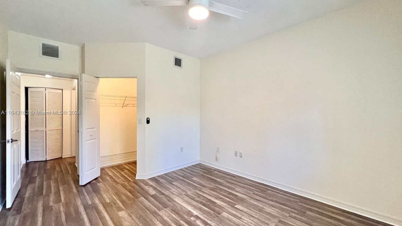 Active With Contract: $2,100 (1 beds, 1 baths, 819 Square Feet)