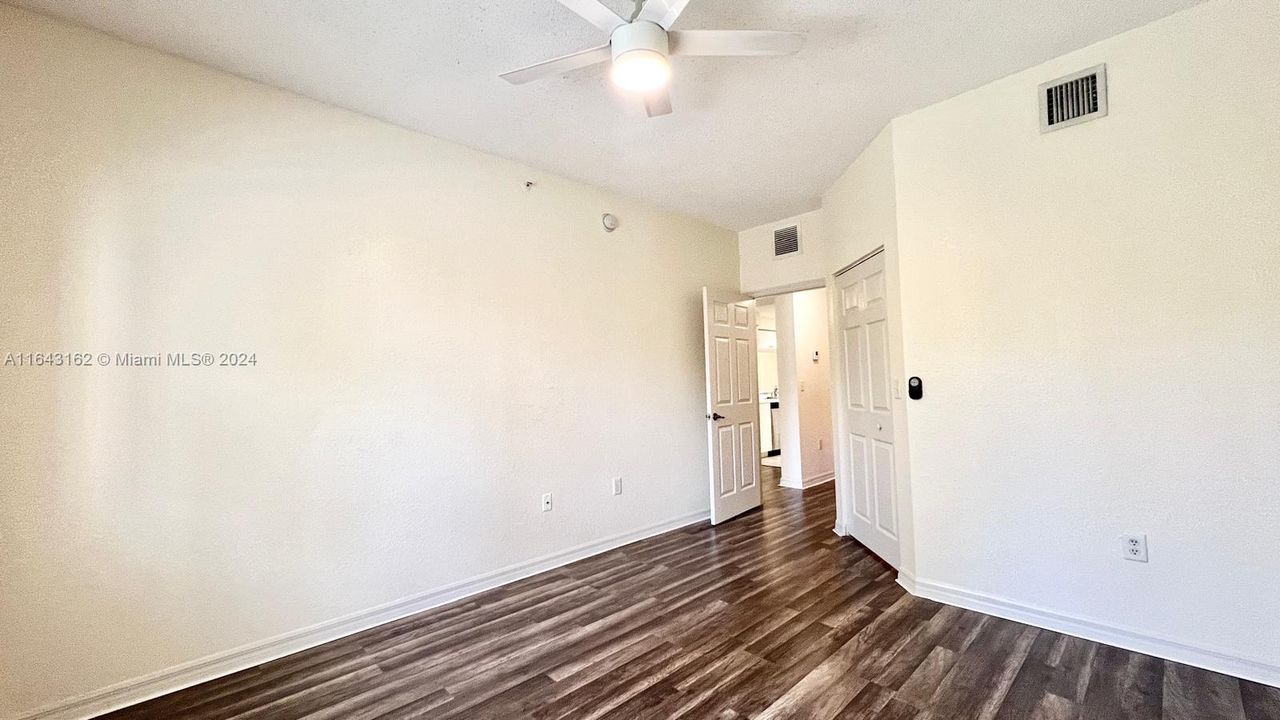 Active With Contract: $2,100 (1 beds, 1 baths, 819 Square Feet)